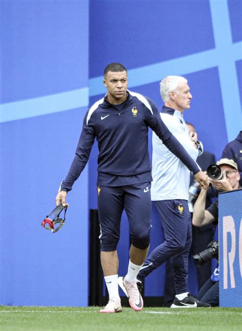 GALERIE FOTO Kylian Mbappe le a arătat tuturor masca însă nu are voie