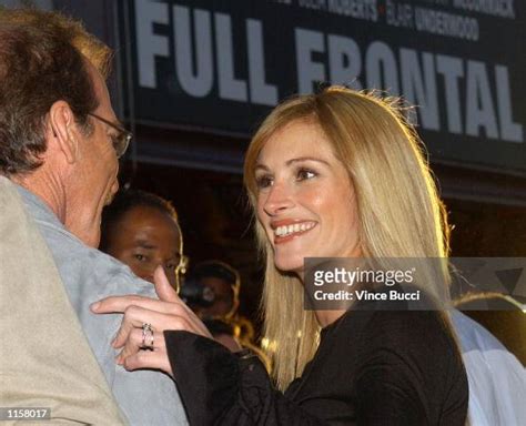 Actress Julia Roberts displays her wedding ring while talking to... News Photo - Getty Images