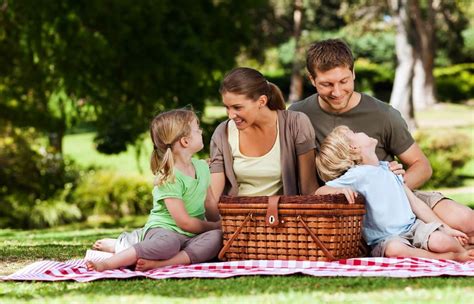 Es Hora De Un Picnic En Familia