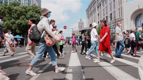 【4k】一大波人群相向而行的忙碌都市视频素材下载编号7307030光厂vj师网