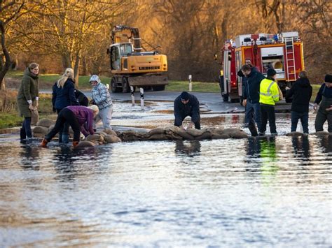 Tagelanger Regen und durchgeweichte Böden Vielerorts gibt es Hochwasser