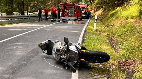 Tödlicher Unfall 27 jähriger Motorradfahrer stirbt auf der B22