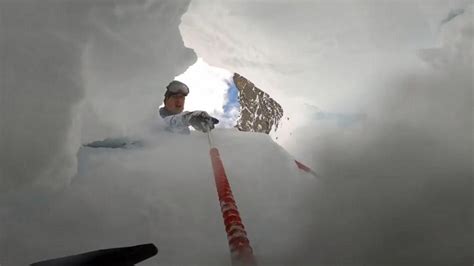 Von Lawine Begraben Versch Tteter Skifahrer Filmt Dramatische Rettung