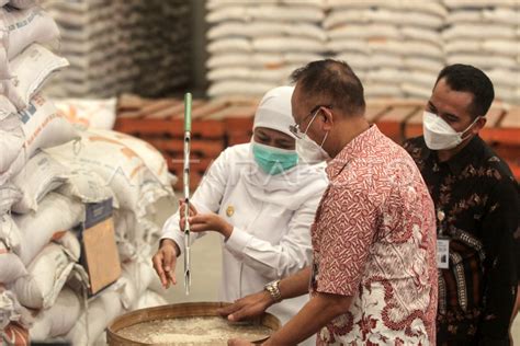 Penyerapan Hasil Panen Petani Meningkat Antara Foto