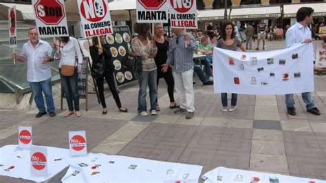 Una Quincena De Comerciantes Se Concentra En Palma En Contra De La