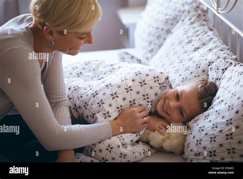 Maman Se Réveille Sa Fille Le Matin Photo Stock Alamy