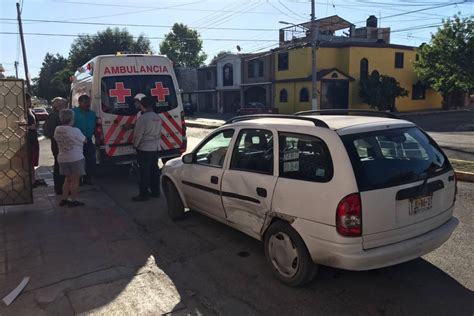 Por Mala Maniobra Choca Camioneta En Colonia De Saltillo