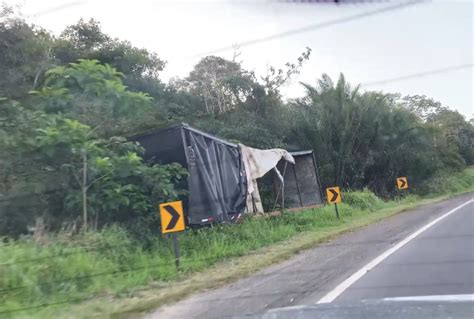 Caminh O Carregado De Bebidas Tomba Na Br Em Areia Branca Sergipe