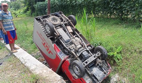 Kecelakaan Tunggal Di Tuban Mobil Box Ekspedisi Terbalik Masuk Parit