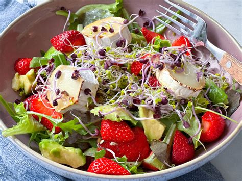 Schnelles Salat Rezept mit gebackenem Ziegenkäse Erdbeeren