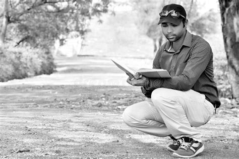 Lectura Del Hombre Joven Y Libro Elegantes Felices De La Escritura Al