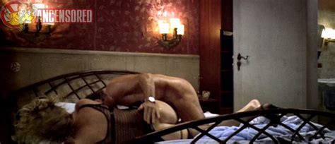 Naked Saskia Vester in Solo für Klarinette