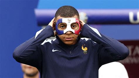 Mbappé ya entrena con una máscara tras fracturarse la nariz