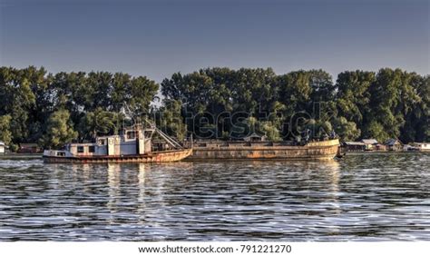 Belgrade Serbia Tugboat Pushing Barge Along Foto De Stock 791221270