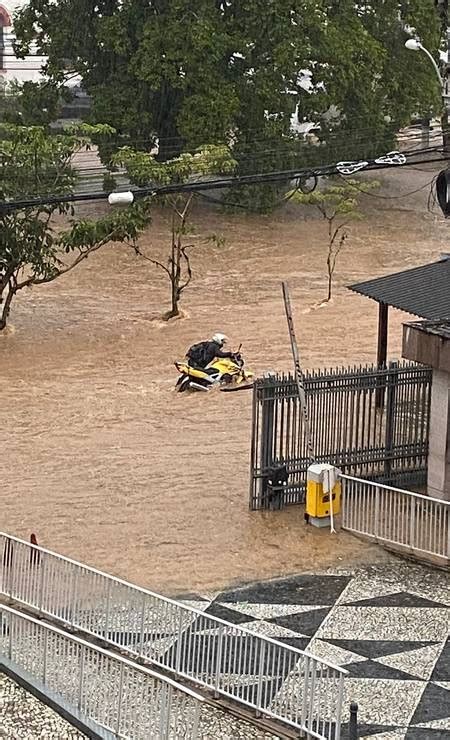 Trag Dia Em Petr Polis Nico Supermercado Aberto No Centro Tem Fila