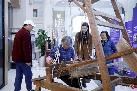 体味一经一纬在指尖的流动感：“松江棉布”非遗体验展走进上海外国语大学