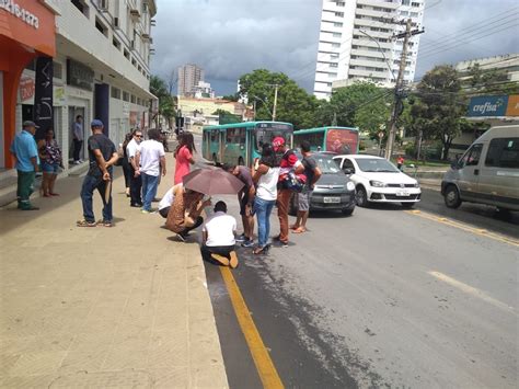 Mulher é atropelada por carro na Avenida Cula Mangabeira em Montes