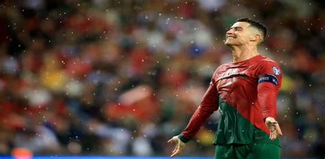 Cristiano Ronaldo Del Homenaje Por Sus Partidos Al Doblete Para