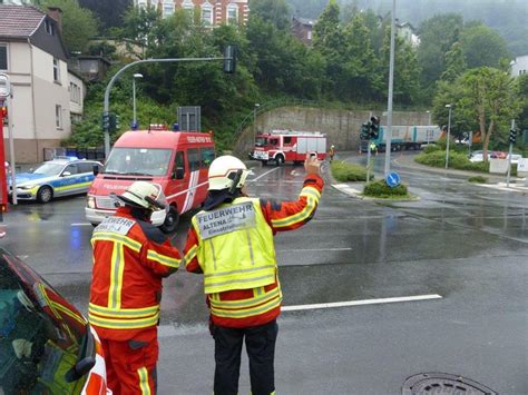 Sirenenalarm In Altena Pkw In Menschenmenge Gefahren Offensichtlich