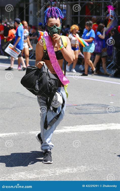 Participante De Lgbt Pride Parade En New York City Foto Editorial Imagen De Durante Colorido