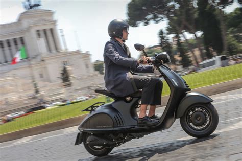 Vespa 946 Emporio Armani Lo Stile E La Creatività Del Gruppo Piaggio E