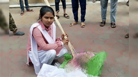 বাড়ি ফিরল বাবার নিথর দেহ মুখাগ্নি করে উচ্চ মাধ্যমিক পরীক্ষায় বসল ছাত্রী News18 বাংলা