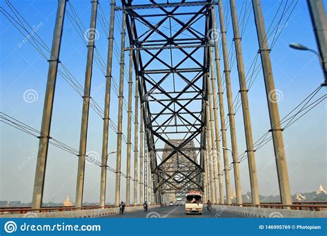 Ponte Yadanabon De Irrawaddy Ou Transporte E Tr Fego Da Ponte De