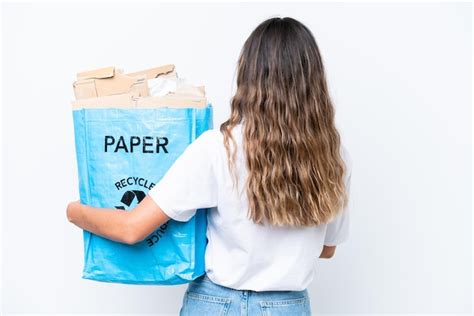 Mujer Cauc Sica Joven Sosteniendo Una Bolsa De Reciclaje Llena De Papel