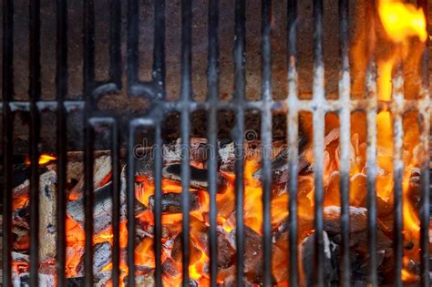 Leerer BBQ Feuer Grill Und Brennende Holzkohle Mit Hellen Flammen