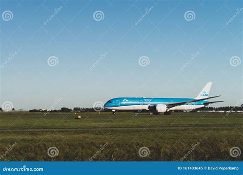 El Avi N Klm Est Listo Para Despegar De La Pista Boeing Klm