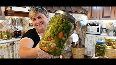 Olive Verdi Schiacciate In Salamoia Con La Giardiniera Senza Soda