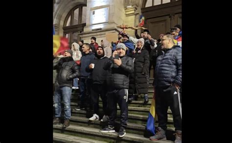 Protest la Curtea de Apel București Aproximativ 30 de persoane strigă