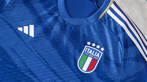 Football adidas dévoile les nouveaux maillots de l Italie pour 2023