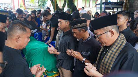 Wali Kota Padang Hendri Septa Lepas Jenazah Korban Erupsi Gunung Marapi