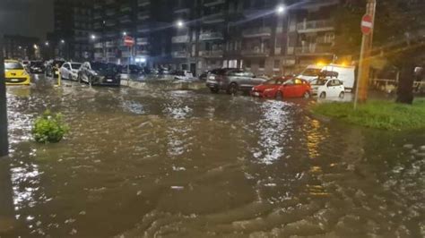 Maltempo A Milano Le Strade Diventano Fiumi Auto Intrappolate Nell Acqua