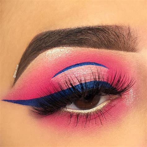 Pink Eyeshadow With Blue Winged Eyeliner Blue Eyeliner Eyeshadow