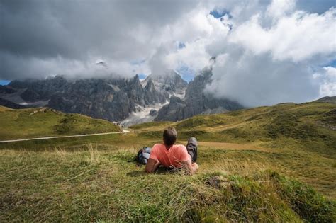 Dolomitas Hombre Tendido En La Hierba Disfrutando De La Monta A Baita