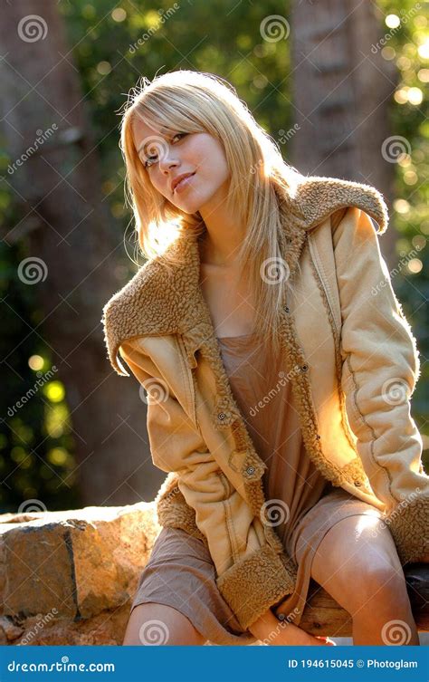 Jeune Fille Blonde Mignonne Dans Les Bois Image Stock Image Du Mode