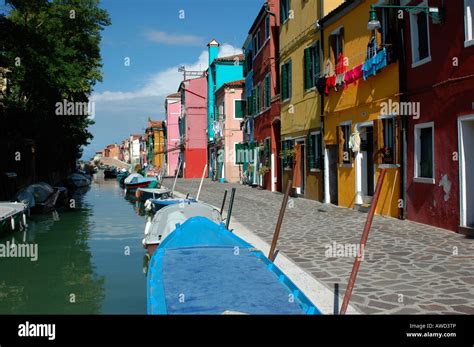 Las Fachadas De Los Edificios La Isla De Burano Venecia Italia