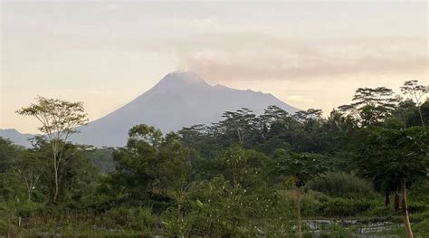 Vulc O Merapi Entra Em Erup O Na Indon Sia E Derrama Grande Fluxo De Lava