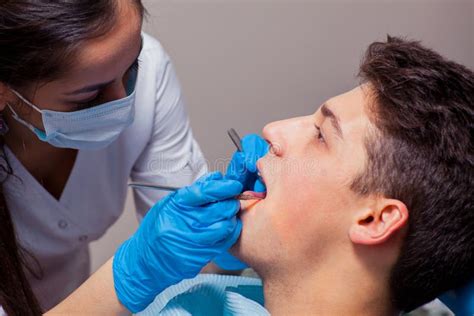 Uomo Che Ha Denti Esaminati Ai Dentisti Dentari Immagine Stock