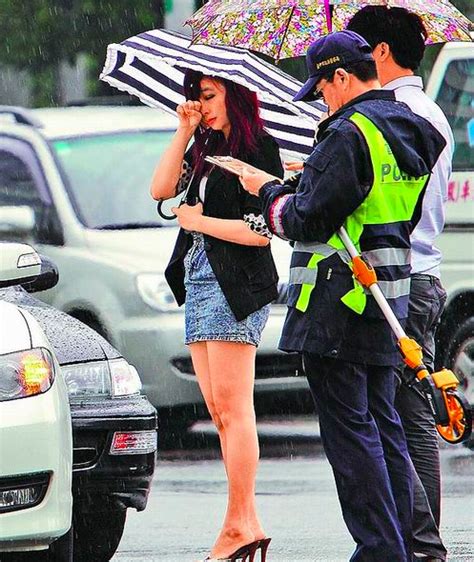 保時捷違停「公車全堵住」！女車主一來網友全融化「這我可以原諒」！