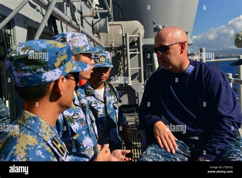 USS Lake Erie operations 130909 Stock Photo - Alamy