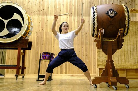 Los tambores tradicionales del taiko hacen vibrar las almas en Japón