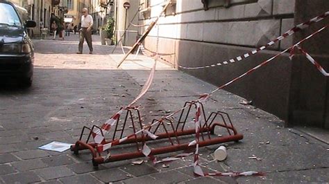 Crollo Di Cornicione Da Un Palazzo Del Centro Storico