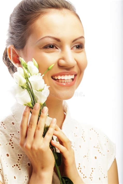 Mujer Feliz Con Las Flores Blancas Aisladas En Blanco Foto De Archivo