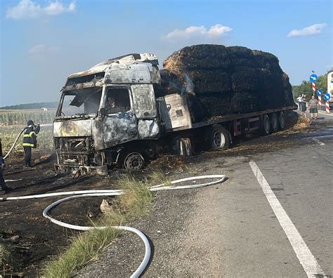 VIDEO FOTO Un TIR a luat foc pe DN 65 în afara localităţii Pieleşti