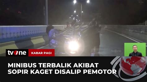 Kaget Disalip Motor Pengemudi Mobil Hilang Kendali Hingga Terguling