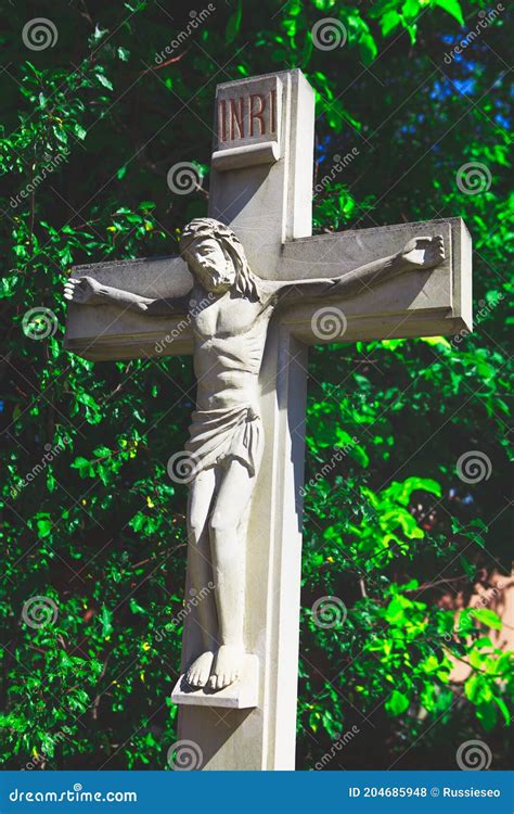 Sculpture of Jesus with Cross Stock Photo - Image of heiligenfigur ...