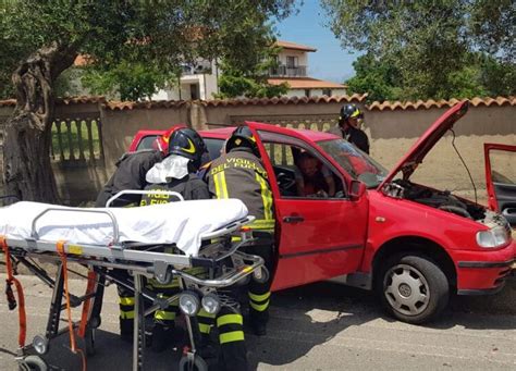 Scontro Tra Due Auto Nel Vibonese Due Feriti Trasportati In Ospedale